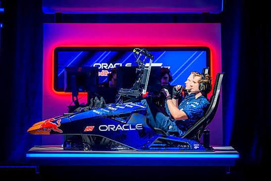 Simulador Fanatec F1 con carrocería personalizada en una activación