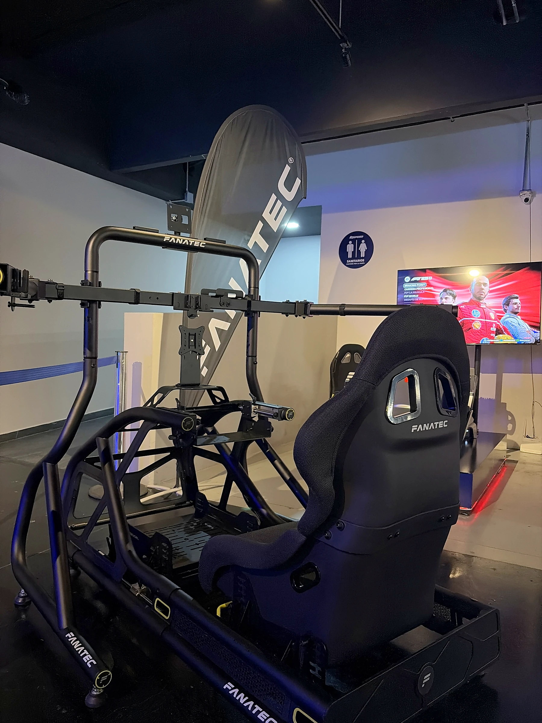 Chasis y asiento Fanatec en exhibición en la tienda GSM