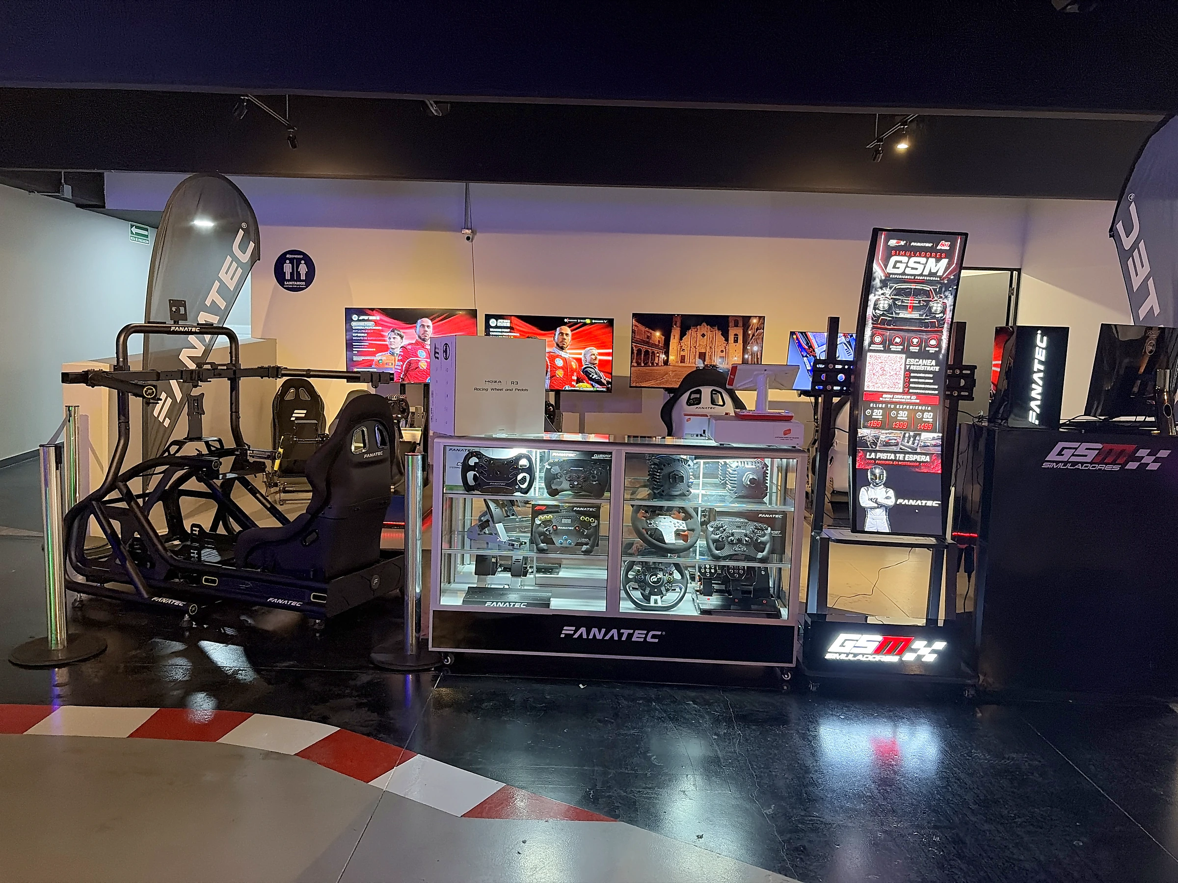 Fanatec Store de Simuladores GSM dentro de K1 Speed en ARTZ Pedregal, con vitrina de productos y chasis en exhibición