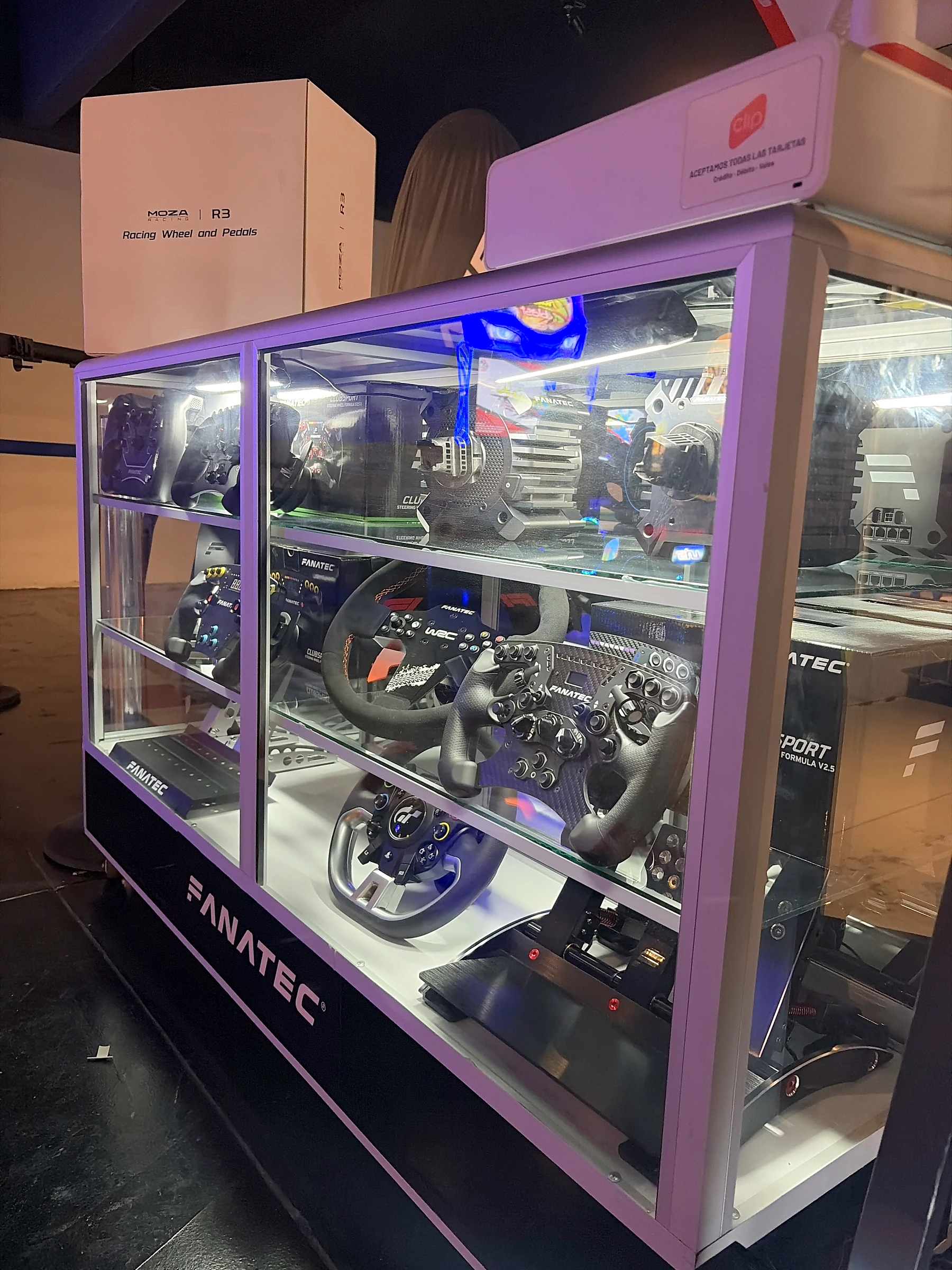 Volantes, bases y pedaleras Fanatec en la vitrina de nuestra tienda